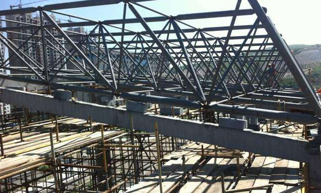 乌兰浩特简述网架公司的黑色压型钢板的吊装步履